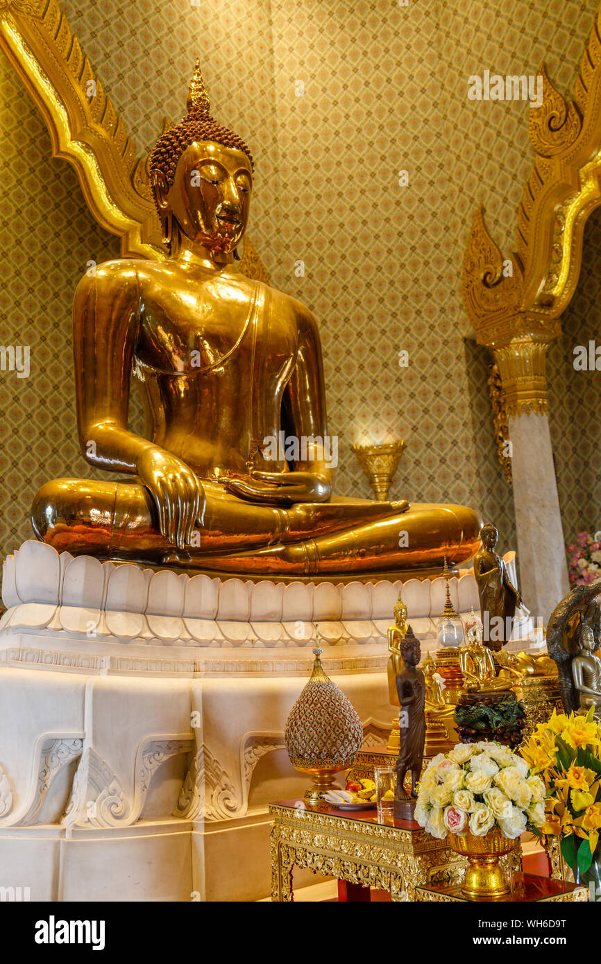 Ancienne statue de Bouddha Doré assis au temple bouddhiste Wat Traimit, Bangkok, Thaïlande. Vertical image. Banque D'Images
