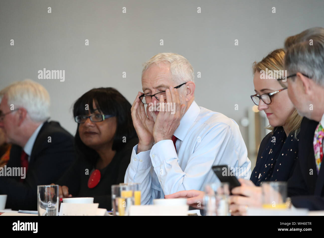 Leader du travail Jeremy Corbyn (centre) avec les membres de son cabinet fantôme dans le théâtre Lowry dans la région de Salford Quays, Manchester lors d'une réunion du cabinet fantôme. Banque D'Images