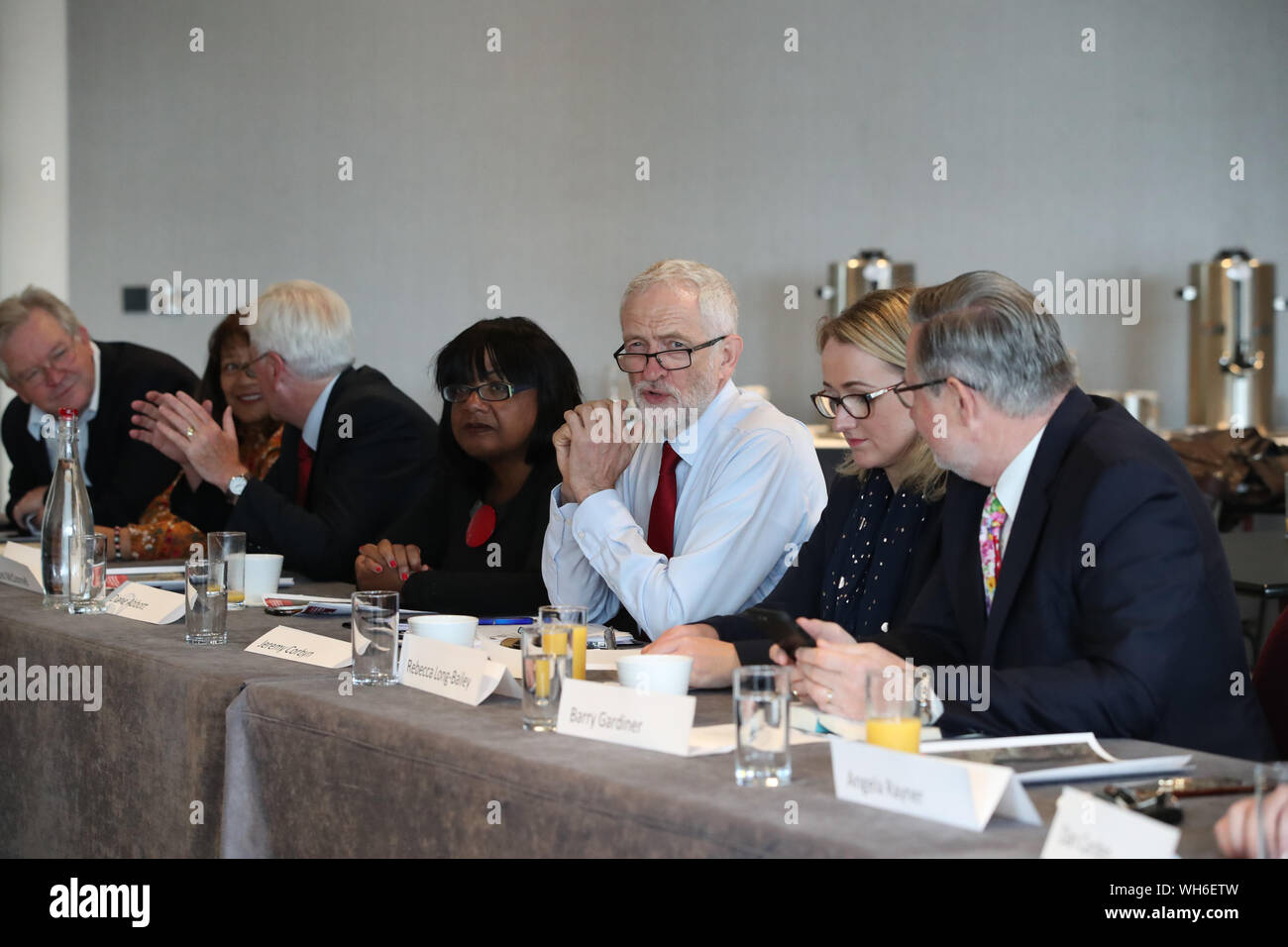 Leader du travail Jeremy Corbyn (troisième à droite) avec des membres de son cabinet fantôme dans le théâtre Lowry dans la région de Salford Quays, Manchester lors d'une réunion du cabinet fantôme. Banque D'Images
