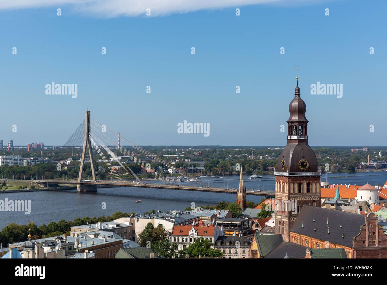 Vue sur la vieille ville et le fleuve Daugava à partir de l'église Saint Pierre, Riga, Lettonie Banque D'Images