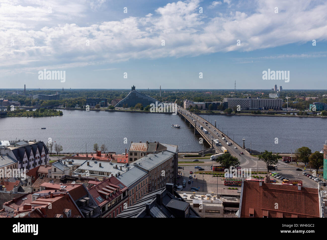 Vue sur la vieille ville et le fleuve Daugava à partir de l'église Saint Pierre, Riga, Lettonie Banque D'Images