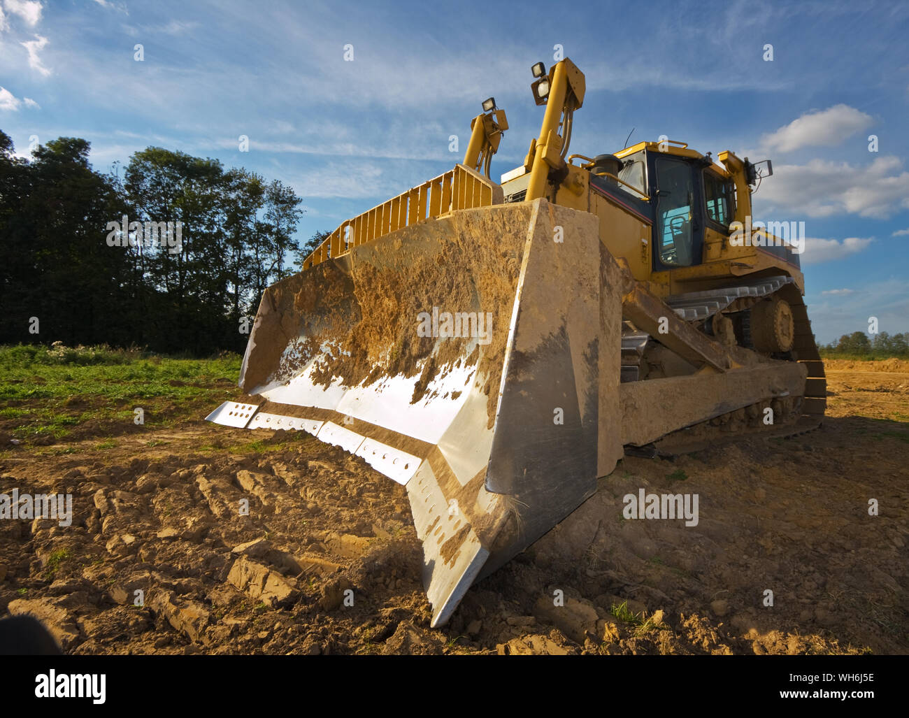 Jaune sale bulldozer photographiés dans un jour d'été ensoleillé Banque D'Images
