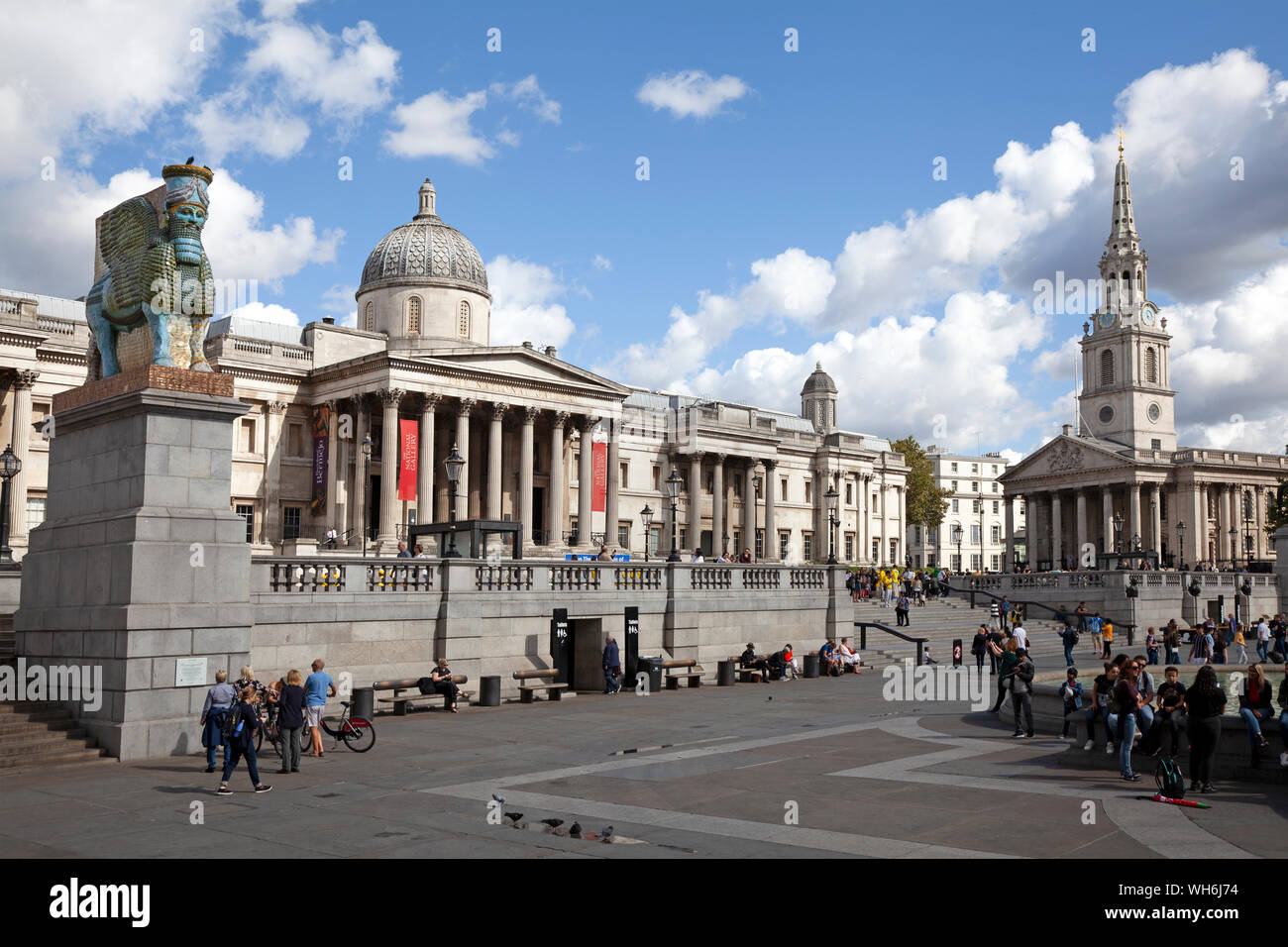 Trafalgar Square , quatrième soubassement , National Gallery et St Martin-in-the-Fields, London UK Banque D'Images