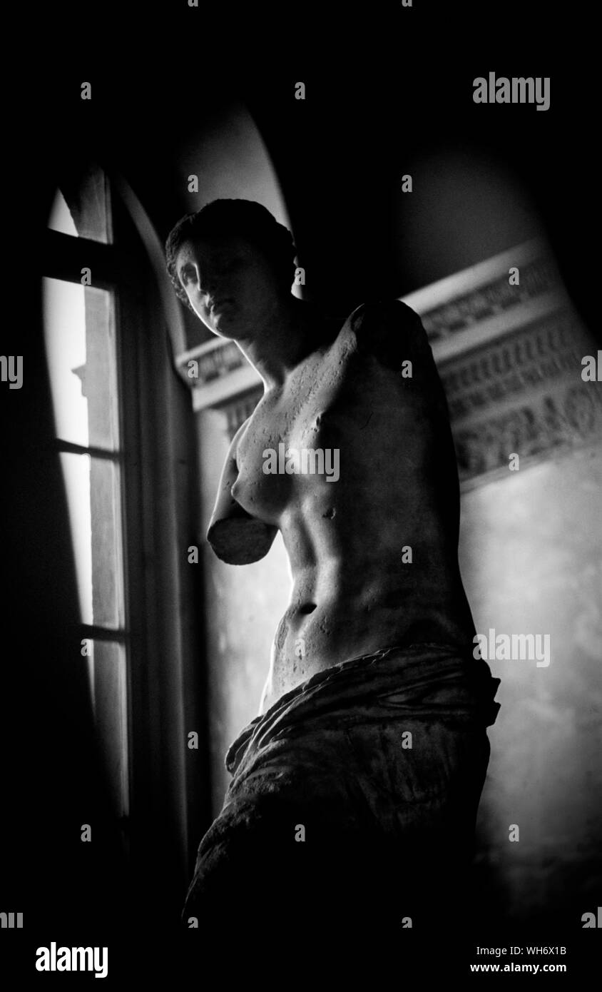 La Vénus de Milo (Αφροδίτη Μήλου : grec της, Aphroditi tis Milou) est une ancienne statue grecque et l'un des plus célèbres de la sculpture grecque antique. Au départ, il a été attribué au sculpteur Praxitèle, mais basé sur une inscription qui se trouvait sur son socle, la statue est maintenant considéré comme l'œuvre d'Alexandros d'Antioche.créé quelque part entre 130 et 100 avant J.-C., la statue est estimé à dépeindre l'Aphrodite, la déesse grecque de l'amour et de la beauté. Cependant, certains chercheurs affirment que c'est la déesse de la mer, Amphitrite vénéré sur Milos.[1] C'est une sculpture en marbre, légèrement plus grand que la réalité de la taille à 20 Banque D'Images