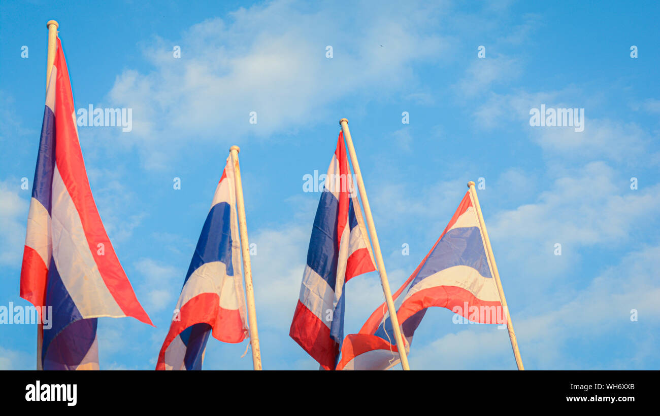 Drapeaux thaïlandais sinueuses et le fond de ciel Banque D'Images