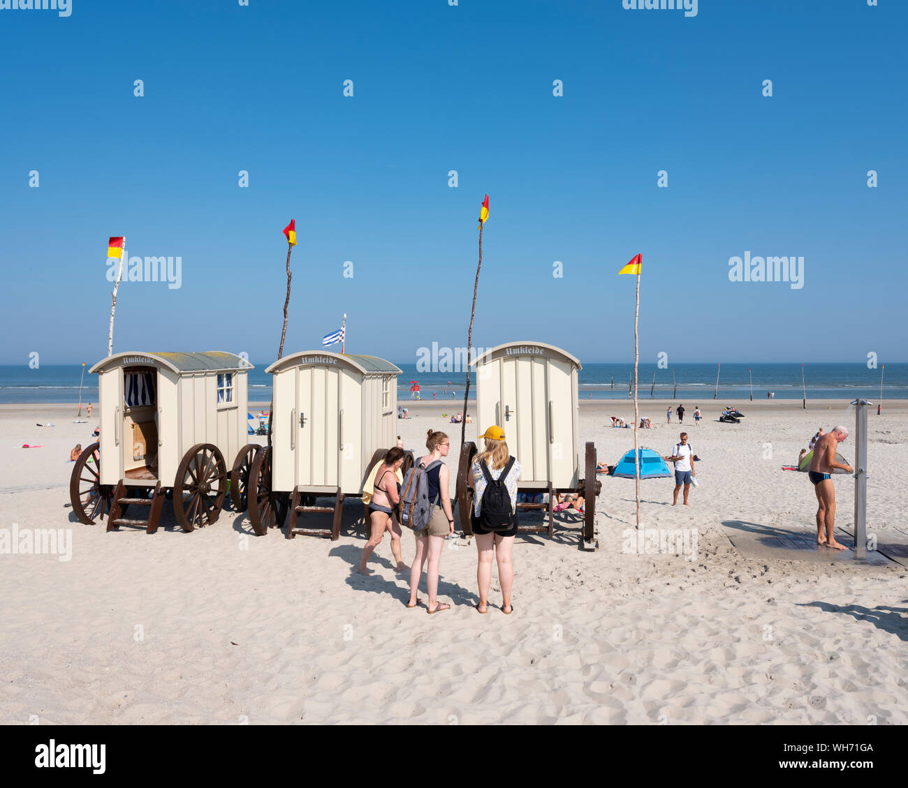 Baignade à l'ancienne sur les chariots utilisés pour changer de plage ensoleillée île allemande norderney Banque D'Images