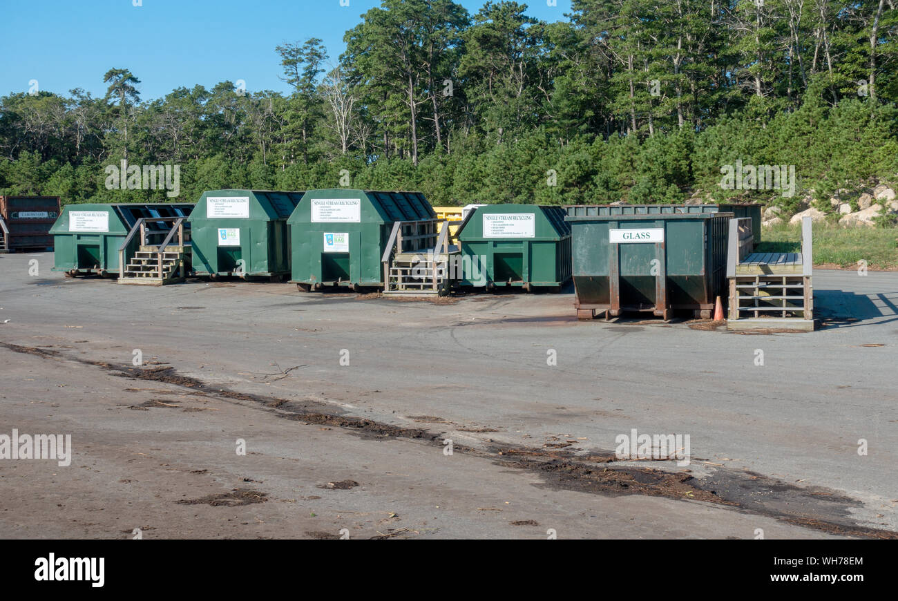 Seul Flux des conteneurs de recyclage pour le verre, plastique, papier à Bourne installation de gestion intégrée des déchets solides à Cape Cod, Massachusetts USA Banque D'Images