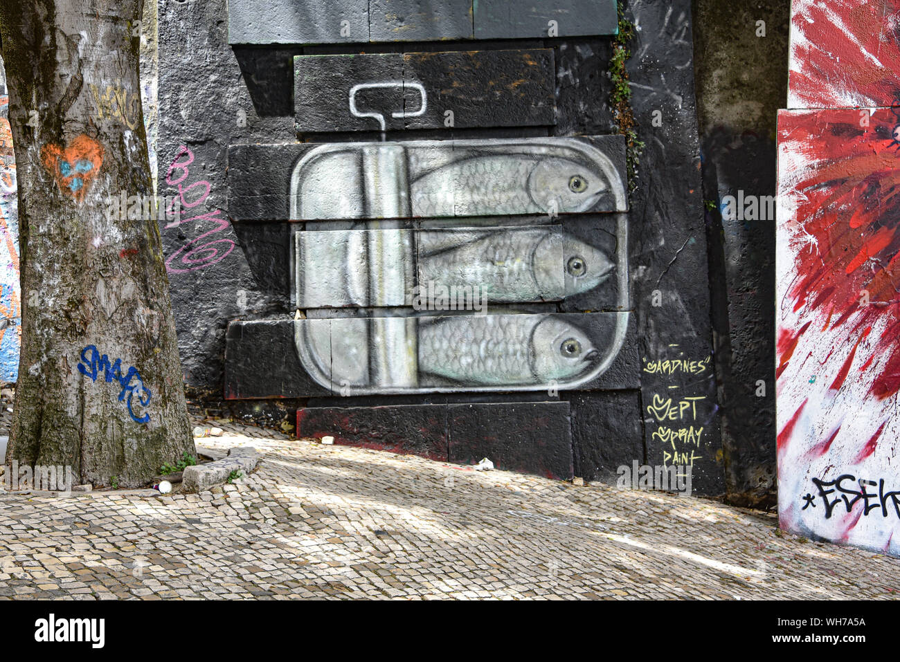 Lisbonne, Portugal - 27 juillet 2019 : Des exemples de l'art Graffiti colorés sur les rues de Lisbonne Banque D'Images