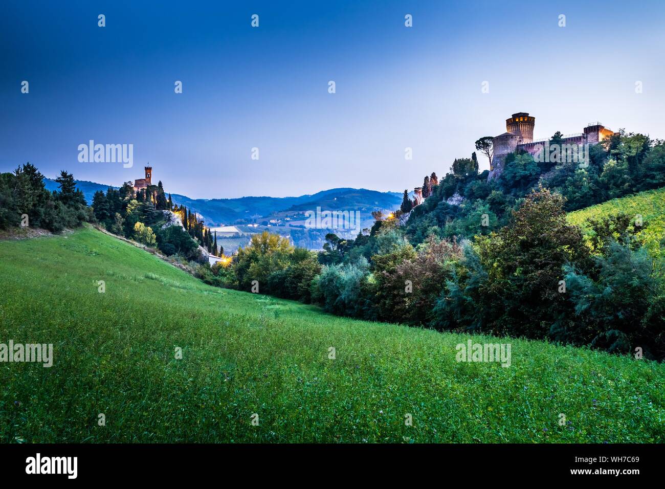 Tour de l'horloge Torre dell'Orologio et forteresse Rocca Manfrediana au crépuscule, Brisighella, Emilia-Romagna, Italie Banque D'Images