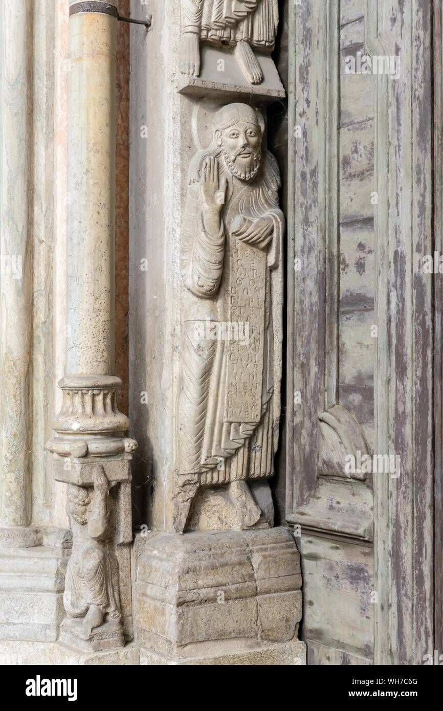 Soulagement en pierre de style roman, Prophète du porta regia, Cathédrale Santa Maria Assunta, Cremona, Lombardie, Italie Banque D'Images