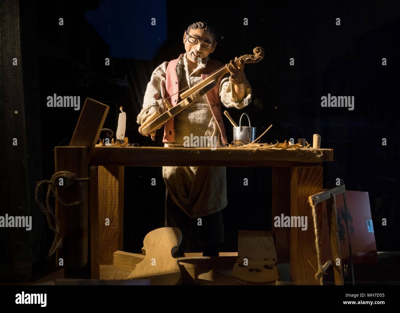 Luthier comme figure en bois au travail dans l'atelier de lutherie, Cremona, Lombardie, Italie Banque D'Images