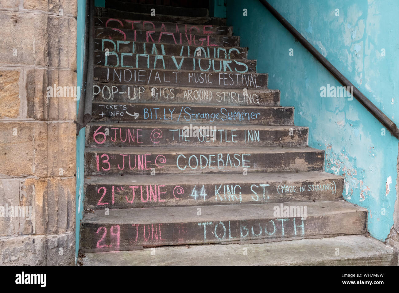 Les comportements étranges de la publicité du Festival à la craie sur les marches de la Tolbooth, Stirling, Scotland, UK Banque D'Images