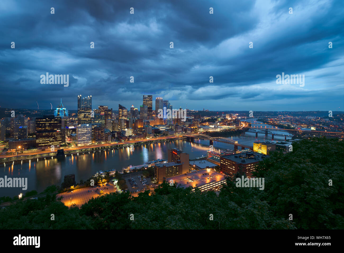 Orage sur Pittsburgh skyline et la Monongahela River de la Grandview donnent sur le mont Washington à Pittsburgh, Pennsylvanie Banque D'Images