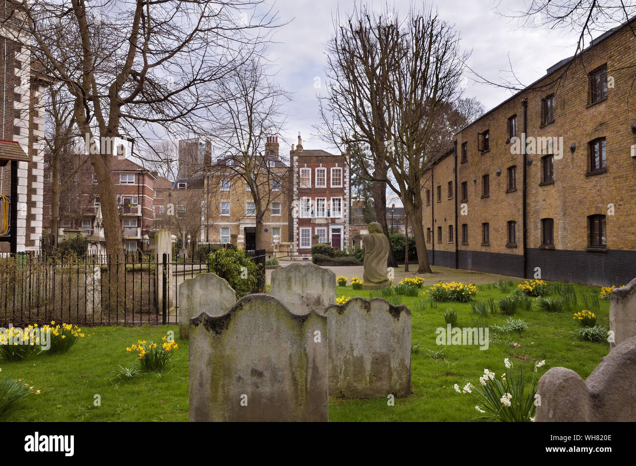 Une vue de St Mary's churchyard vers St Mary Rotherhithe Gratuit Bluecoat School fondée par Peter Hill et Robert Bell, en 1613, London, England, UK Banque D'Images