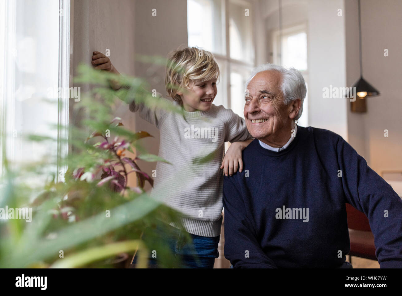 Heureux grand-père et son petit-fils à la maison Banque D'Images