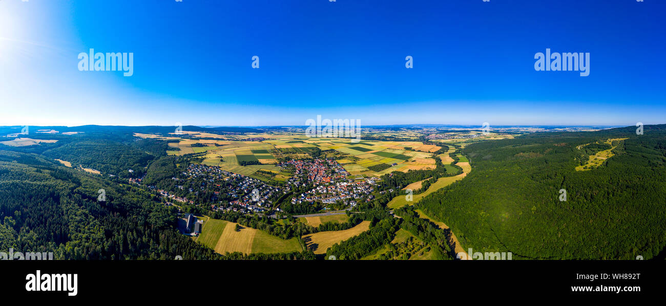 Vue aérienne sur les champs de céréales, prairies, bois et villages, Wetterau, Allemagne Banque D'Images