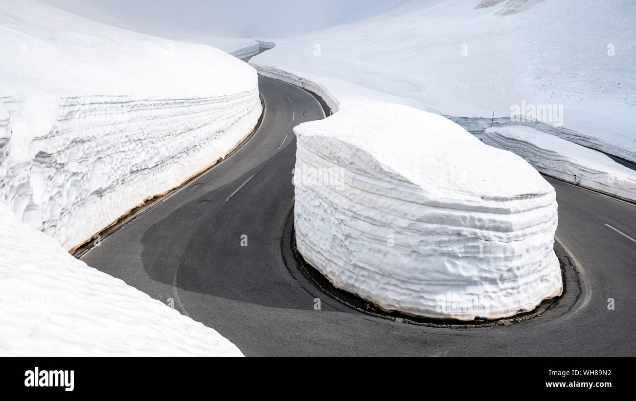 Route du col de la montagne vide en hiver, Timmelsjoch, Tyrol, Autriche Banque D'Images