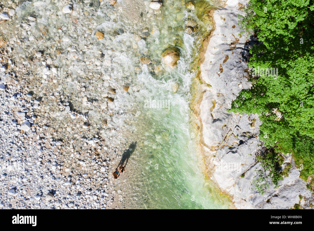 Vue aérienne de la famille à un ruisseau de montagne Banque D'Images