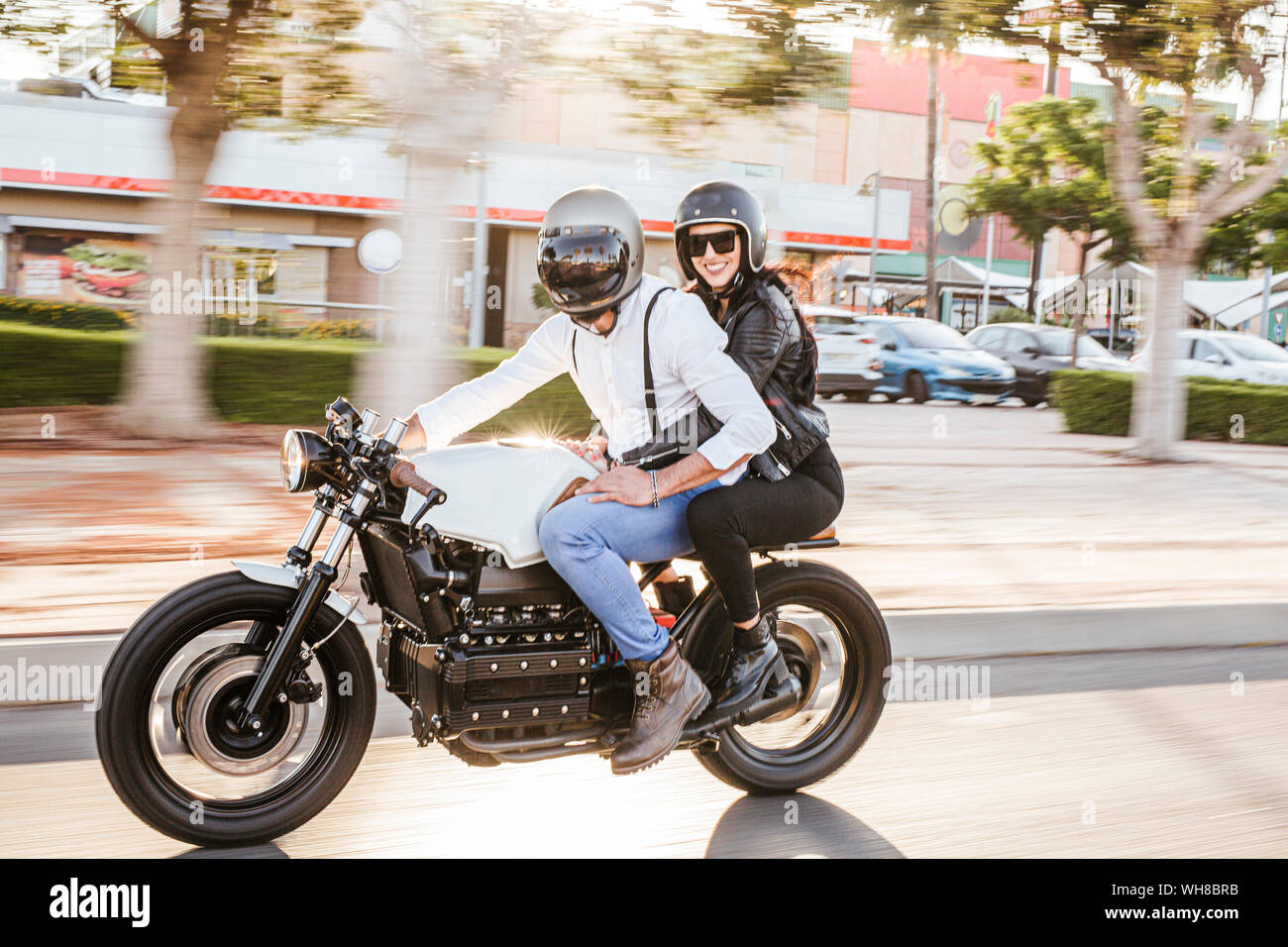 Couple de moto dans la ville Photo Stock - Alamy