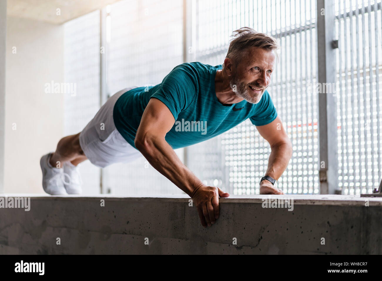 Sporty man making pushups Banque D'Images