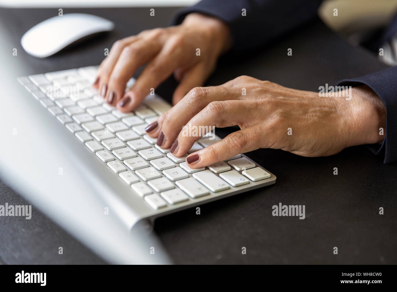 Woman's hands on computer keyboard, close-up Banque D'Images