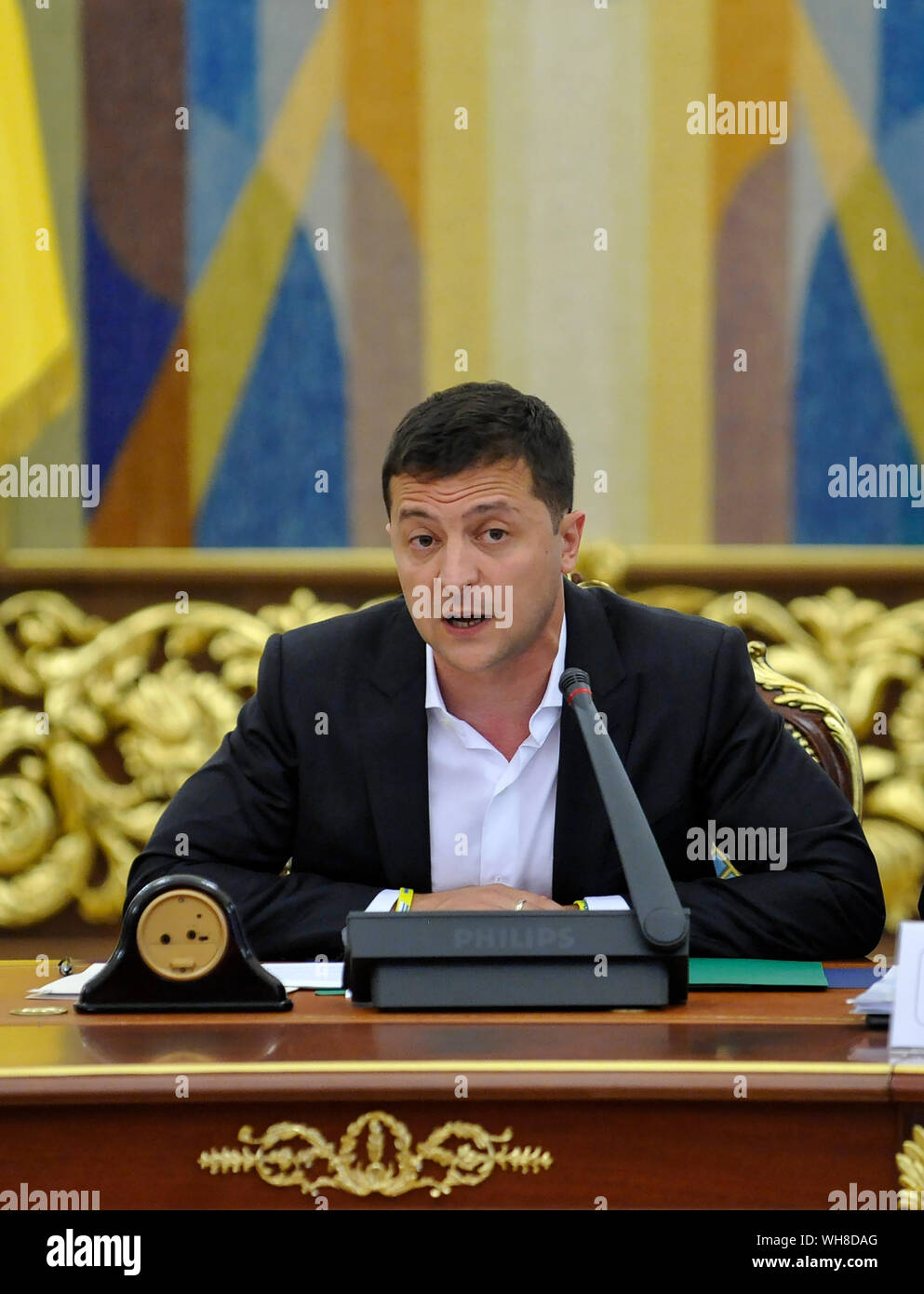 Le président de Lukraine Vladimir Zelensky parle au cours de la réunion avec les dirigeants du Parlement ukrainien, le Cabinet des ministres et de l'application de la loi au Bureau présidentiel à Kiev. Banque D'Images