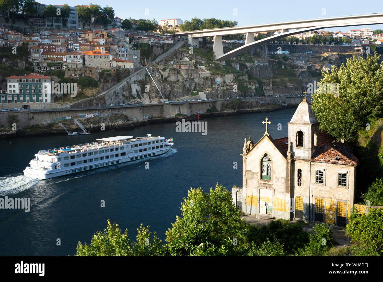 Vue depuis la rivière Douro à Gaia avec bateau de croisière, Porto, Portugal Banque D'Images