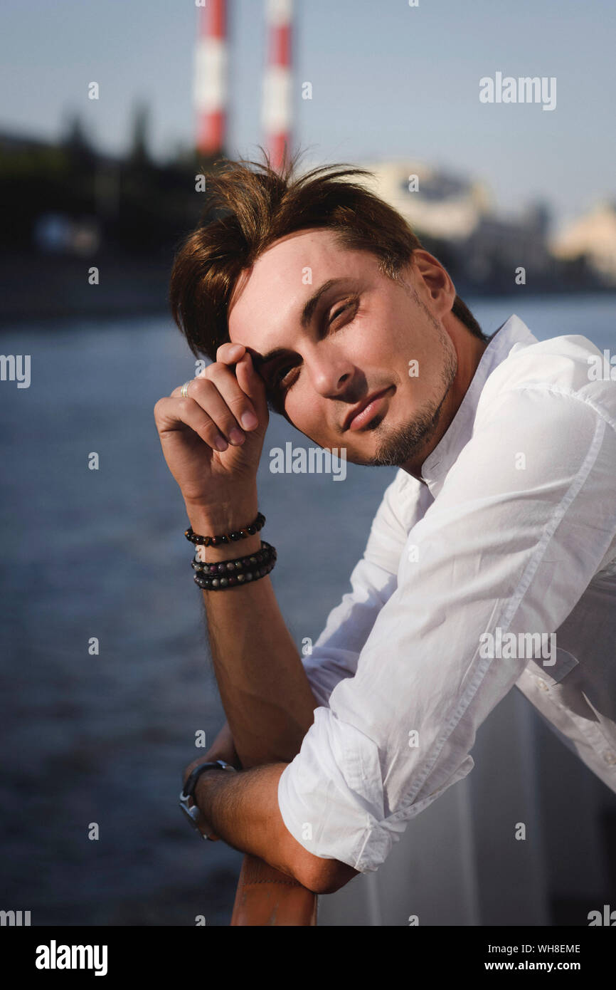 Portrait d'un homme portant une chemise blanche à la lumière du soleil, Moscou, Russie Banque D'Images