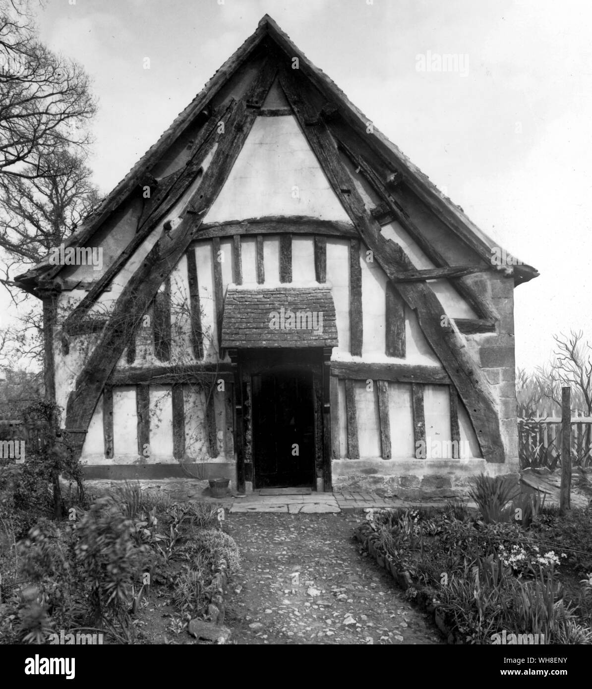 Le Gloucestershire, Didbrook Cruck Cottage. Cruck Cottage encadrée. Chaucer et son monde par par Derek Brewer page 20. Banque D'Images