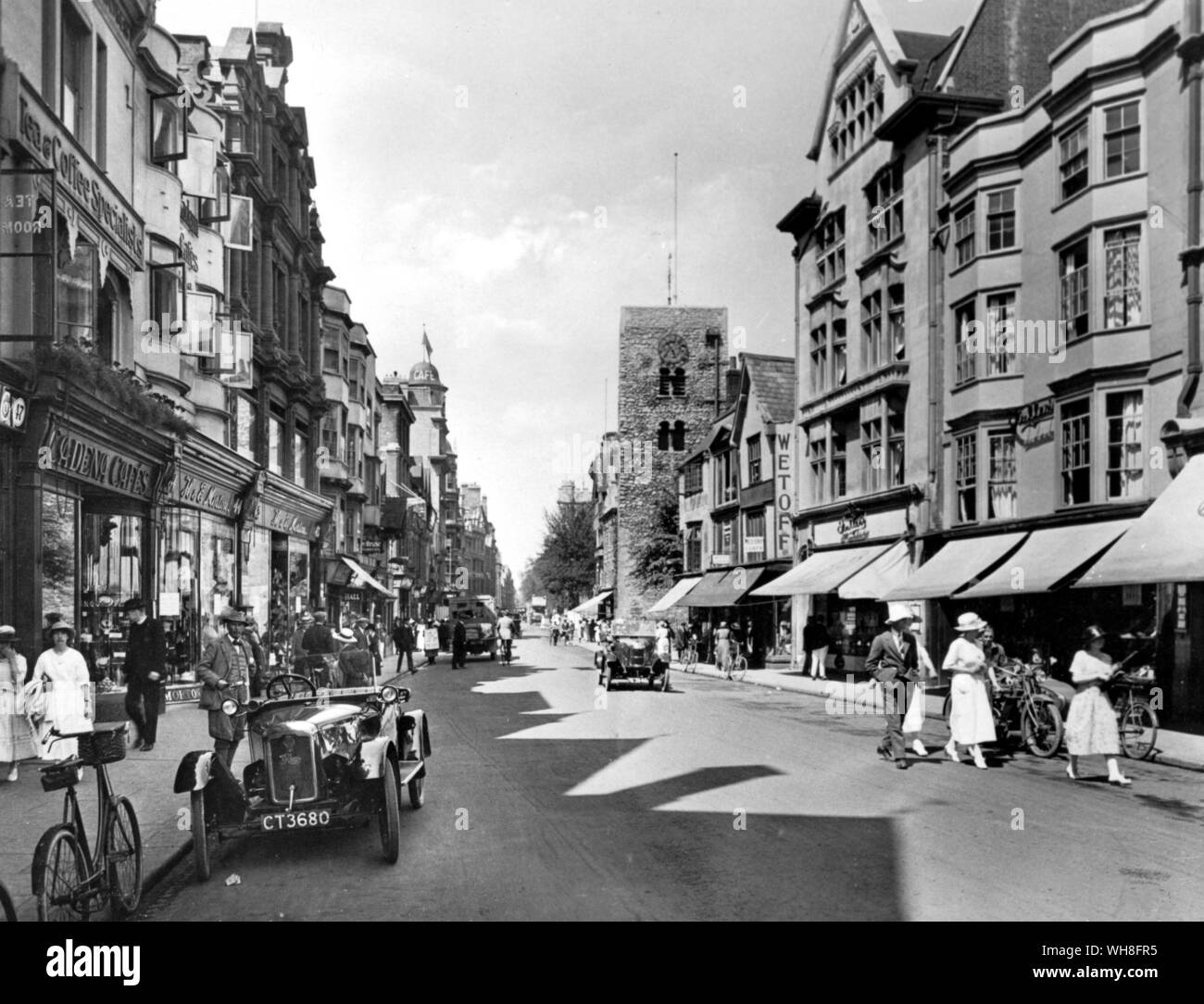Cornmarket Street, Oxford, à vers le nord au cours du premier cycle Auden. W H Auden, La Vie d'un poète, par Charles Osborne.. Banque D'Images
