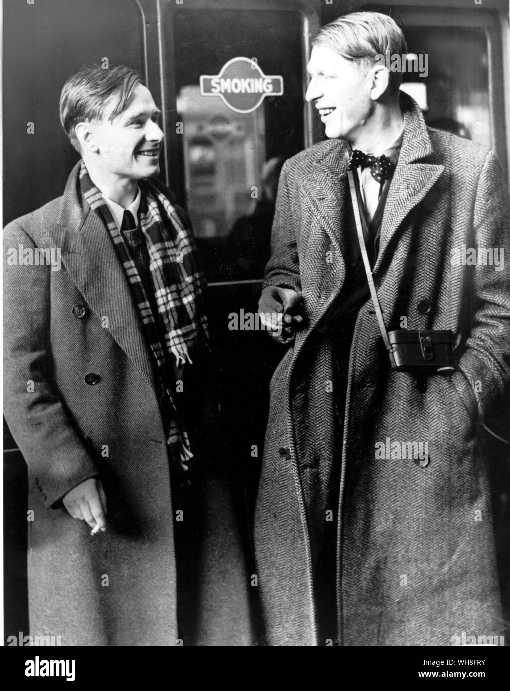 W H Auden (1907-1973) et Christopher Isherwood sur à bord du bateau train sur le matin de leur départ pour la Chine, janvier 1938. Ils ont choisi la Chine parce qu'ils voulaient une guerre de leur propre à écrire environ. W H Auden, La Vie d'un poète, par Charles Osborne.. . Banque D'Images