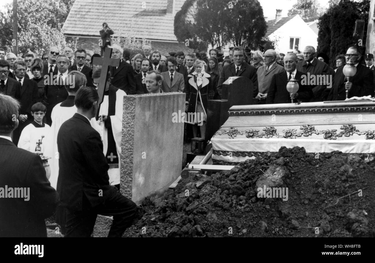 W H Auden (1907-1973). Les funérailles à Kirchstetten, 4 octobre 1973. W H Auden, La Vie d'un poète, par Charles Osborne.. . Banque D'Images