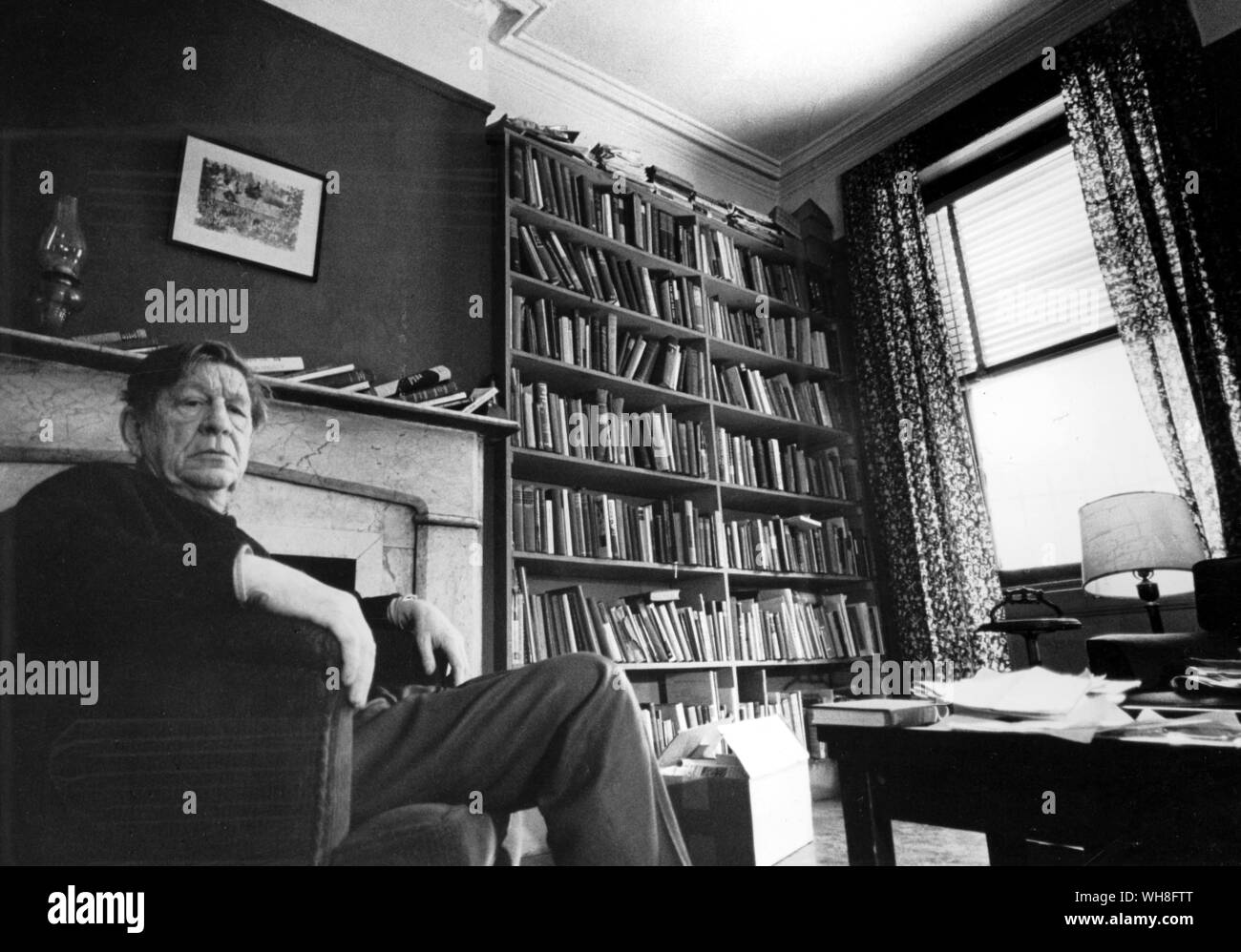 W H Auden dans son appartement à New York 77, St Mark's Place. Wystan Hugh Auden (1907-1973) était un poète et critique, largement considéré comme parmi les plus influents et les plus grands écrivains du 20e siècle. Il a passé la première partie de sa vie au Royaume-Uni, mais émigra aux Etats-Unis en 1939, de devenir un citoyen américain en 1946. W H Auden, La Vie d'un poète, par Charles Osborne.. . Banque D'Images