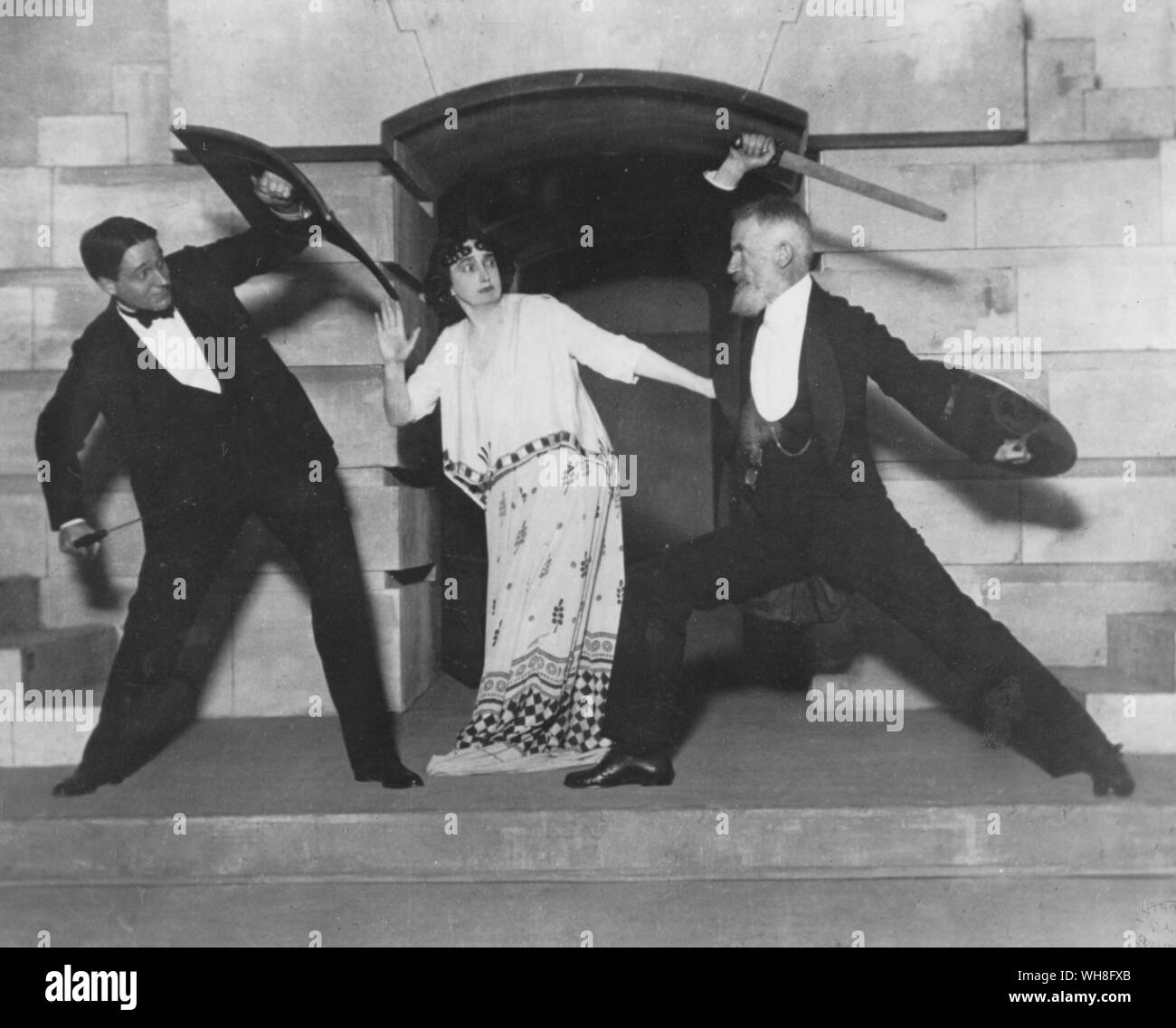 George Bernard Shaw à répéter une scène d'Androcles et Le Lion (1912) avec Lillah McCarthy et Harley Granville Barker. George Bernard Shaw (1856-1950) était un dramaturge irlandais et lauréat du Prix Nobel de Littérature en 1925. Le génie de Shaw à la page 111. Banque D'Images