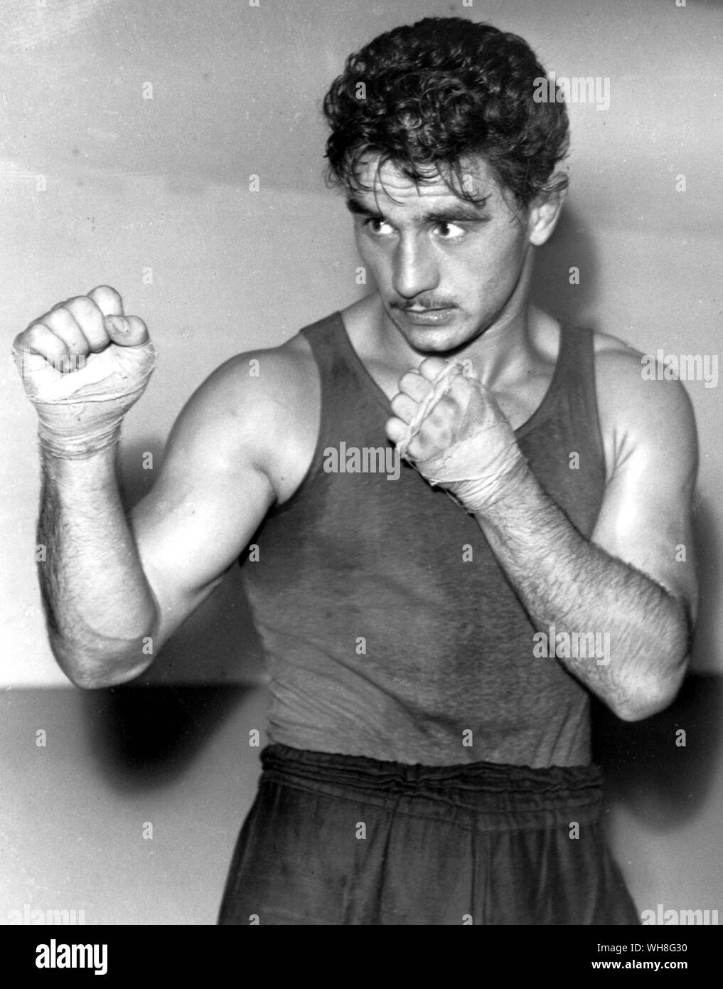 Laslo Papp (Hongrie) 1948. Le médaillé d'or hongrois champion de boxe poids moyen. Les Jeux Olympiques, page 253.. Au cours de la première semaine l'Empire extérieure a été utilisé pour la natation et le water-polo plongée , manifestations , dans la deuxième semaine, la piscine était vidée et un stade mis sur le bassin afin que le événements de boxe pourrait être mis en scène dans la même arène . . . Banque D'Images