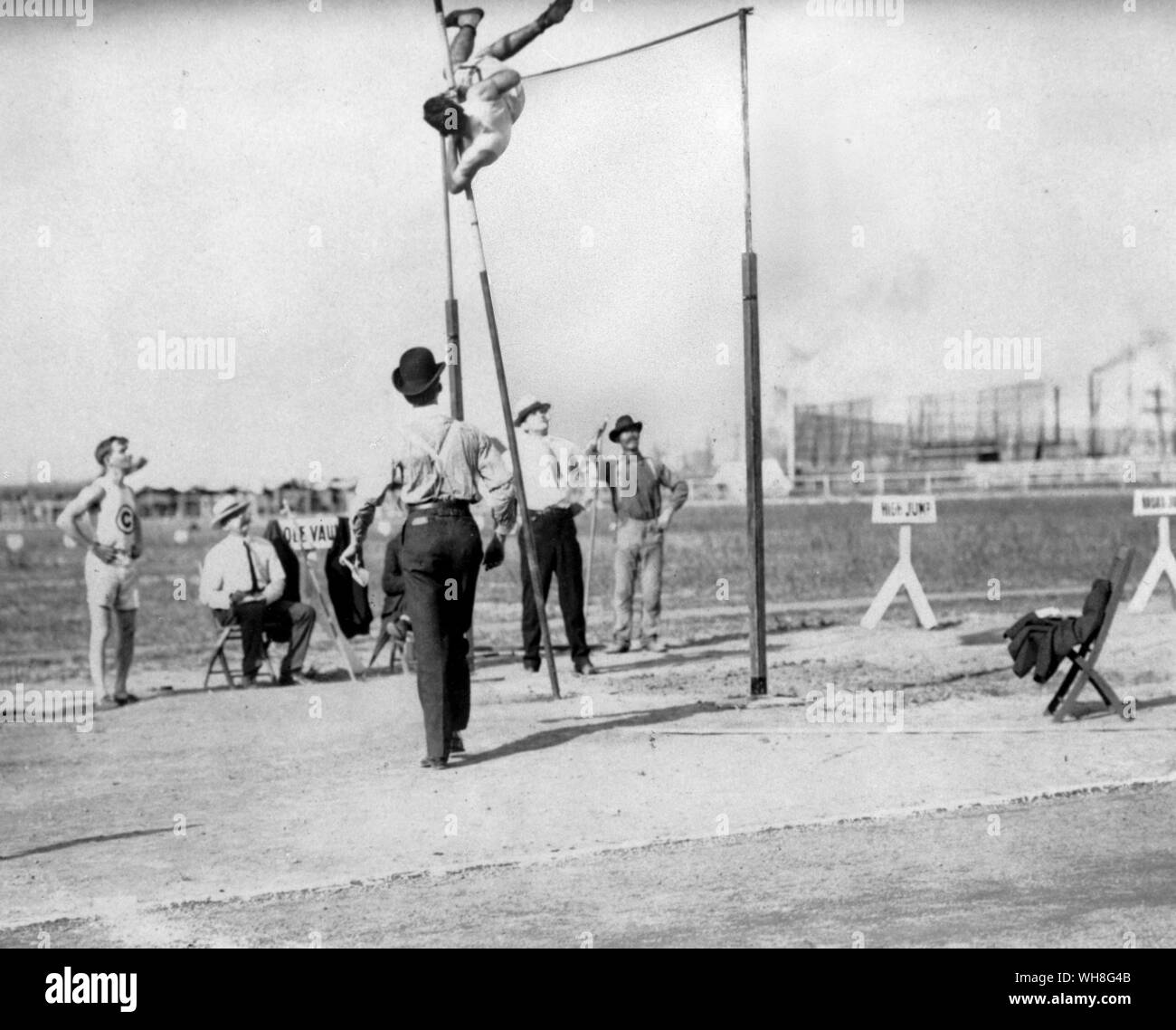 La victoire dans le perche pour Charles Dvorak (États-Unis) à 3 50m 11ft 6in à la foire mondiale des Jeux Olympiques, St Louis, 1904. Les Jeux Olympiques à la page 54. Banque D'Images