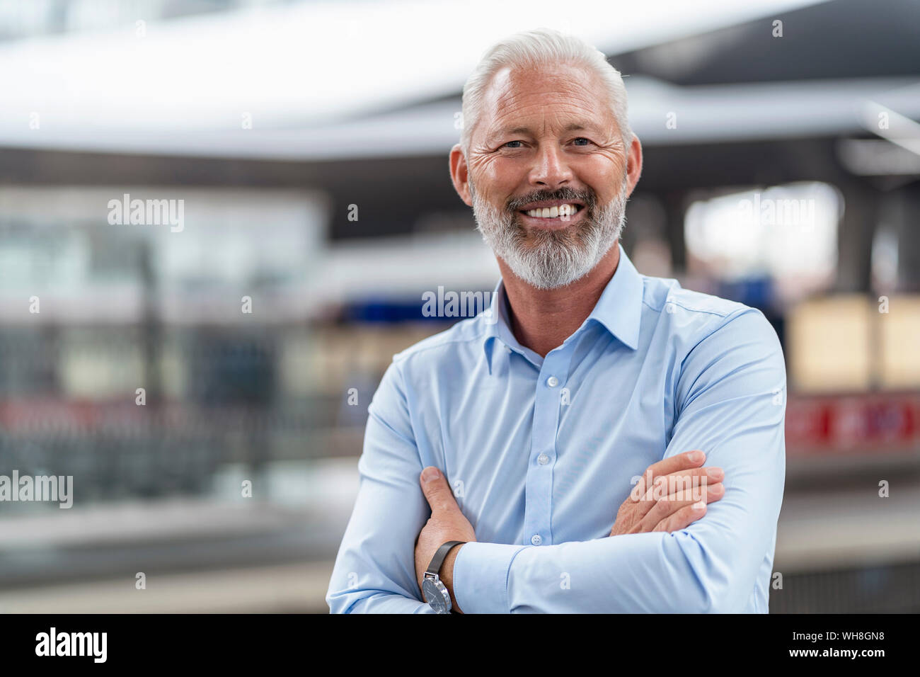 Portrait of a smiling man à la station platform Banque D'Images