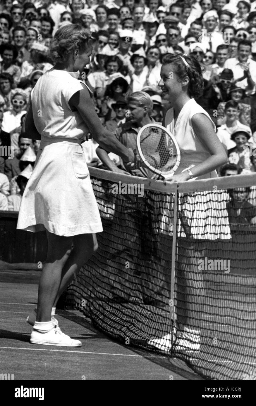 Maureen Connolly (à droite) après avoir battu Louise Brough pour gagner son premier titre à Wimbledon en 1952. L'Encyclopédie canadienne de tennis page 40. Banque D'Images