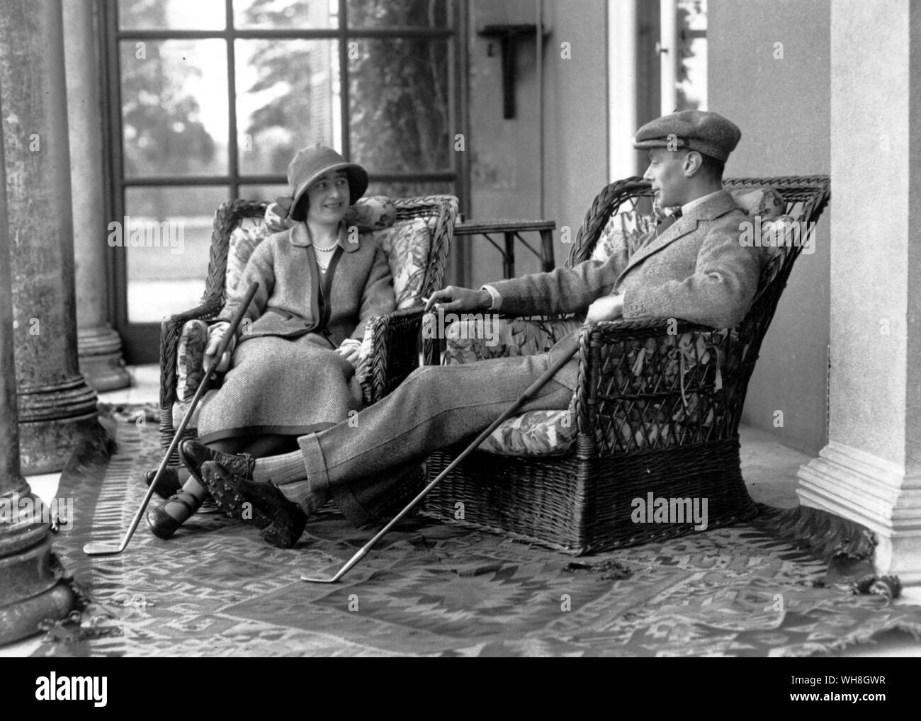 Miel Royal, 1 mai 1923, le duc et la duchesse de York, Albert et Elizabeth, bénéficiant d'un repos après une partie de golf. Ils sont le futur roi George VI et La Reine Elizabeth d'Angleterre. . . Banque D'Images