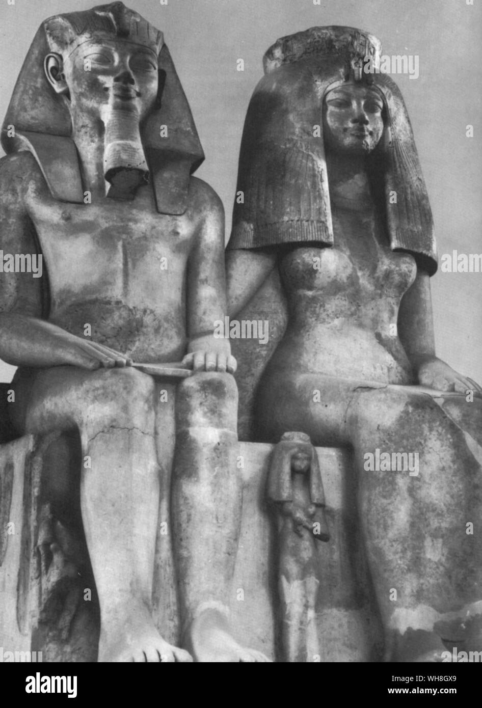 Représentant des colosses d'Amenophis III et Tiye du royal temple funéraire à l'ouest de Thèbes. Aménophis III est un pharaon égyptien de la xviiie dynastie. Selon différents auteurs il a régné sur ca. (1405 BC-1367 BC), ou (1391 BC-1353 BC), à la suite de son père Thoutmosis IV. Avec sa reine Tiyi, il fathered Akhénaton, qui lui a succédé sur le trône. Par Christiane Desroches Noblecourt Toutankhamon, page 102. Banque D'Images