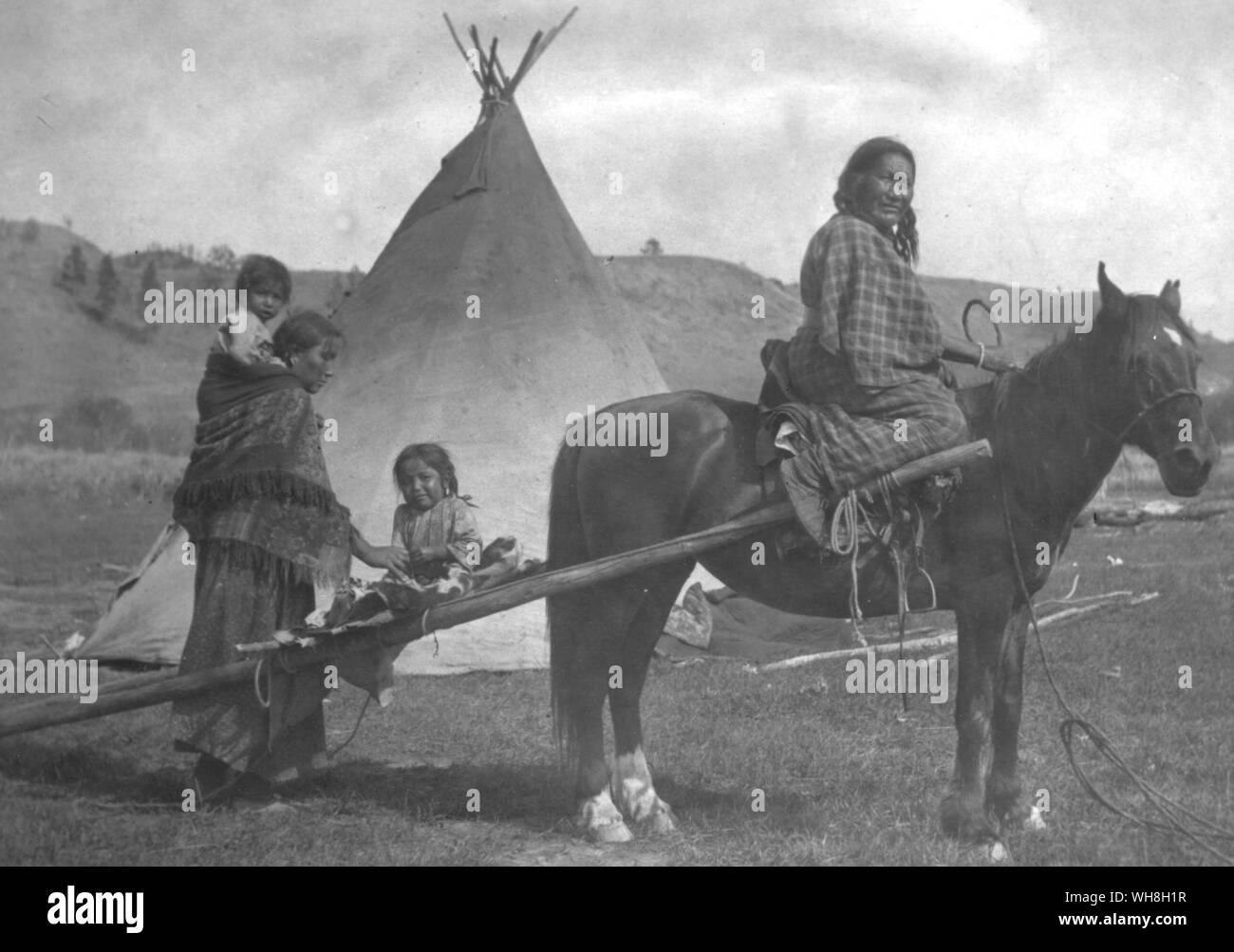 Travois indiens Cheyenne à Lame Deer Montana. Encyclopédie du cheval à partir de la page 99. Banque D'Images