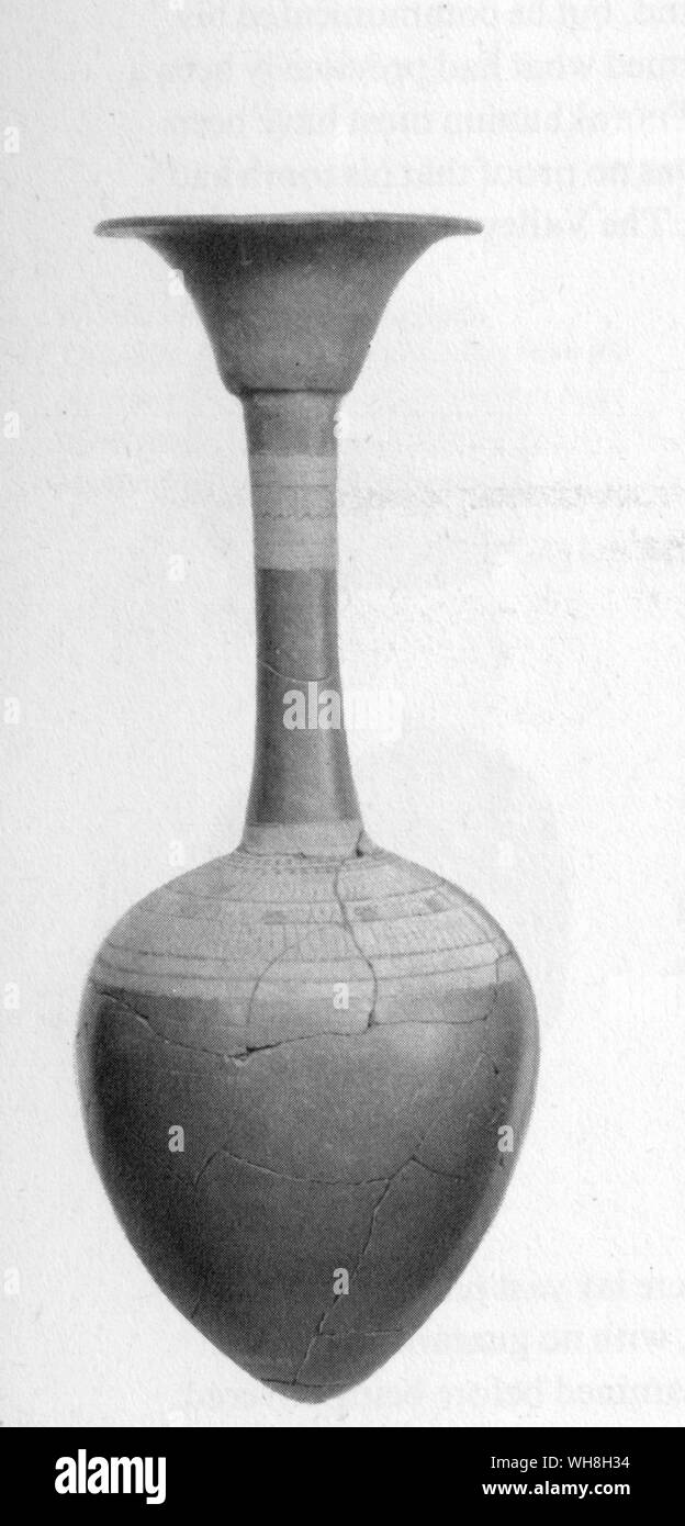 Un navire de poterie trouvés dans une fosse près de la tombe de Toutankhamon, qui contenait le matériel utilisé pour embaumer le roi. Les trésors de Toutankhamon, le catalogue de l'exposition par I E S Edwards, page 32. Banque D'Images