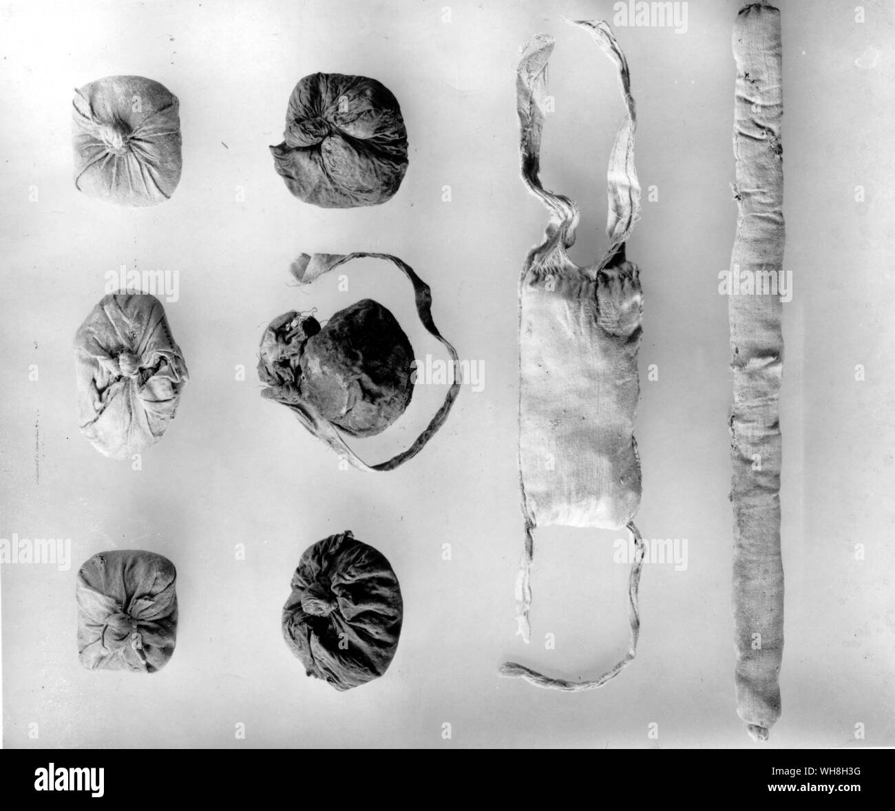 Sacs de natron et de la balle utilisée dans la momification de Toutankhamon. Les trésors de Toutankhamon, le catalogue de l'exposition par I E S Edwards, page 31. Banque D'Images