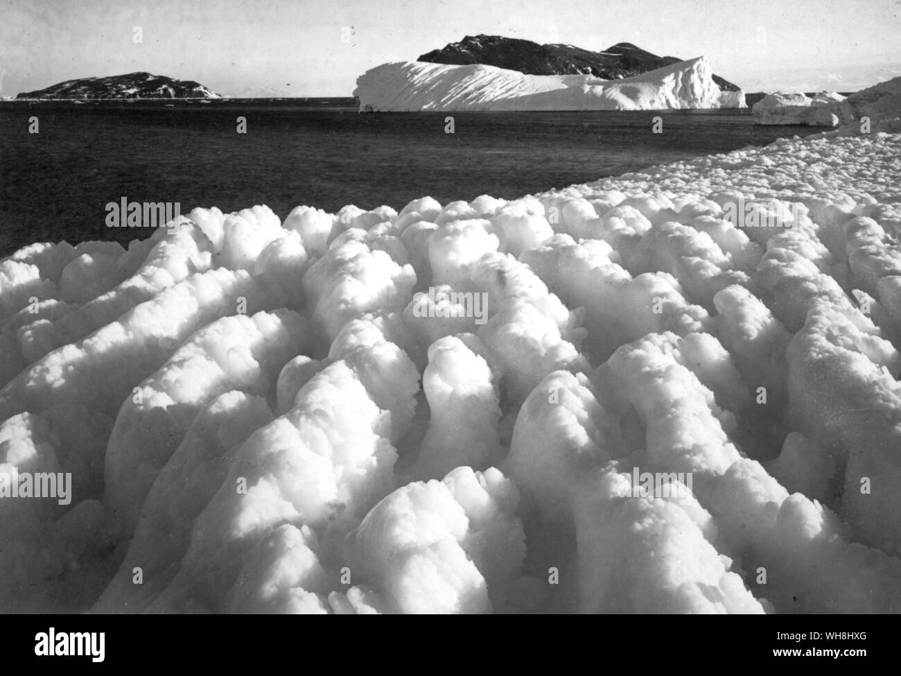 Le Capitaine Robert Falcon Scott (1868-1912), Scott's dernière expédition en Antarctique 1910-1912 : pulvériser des crêtes de glace sur le Cap Evans après un blizzard. Dans la distance de l'île Inaccessible, photographié par H. G. Ponting, 8 mars 1911, le photographe officiel de l'expédition. Antarctique : le dernier continent par Ian Cameron, page 16. Banque D'Images