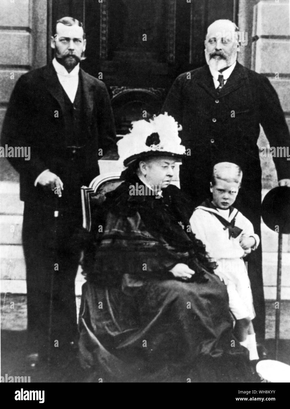 Quatre générations d'image La reine Victoria avant son décès avec Édouard VII 1841-1910 droit permanent George V à gauche. En costume de marin-du duc de Windsor Banque D'Images
