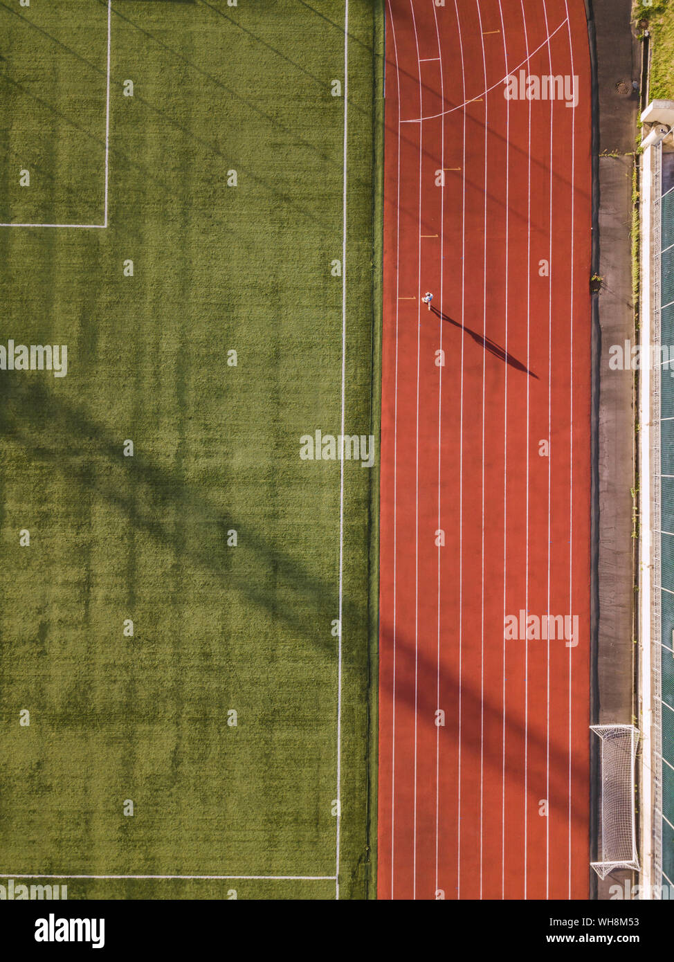Vue aérienne du terrain de football et piste de course, Tikhvin, Russie Banque D'Images