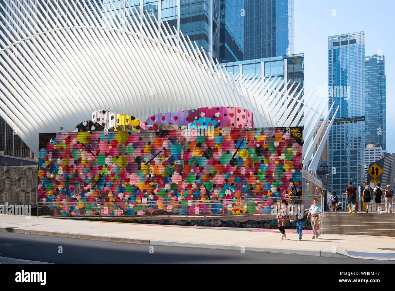 La couleur de la ville de New York, vue d'un mur coloré dans Fulton Street aux côtés de l'architecte Santiago Calatrava conçu bâtiment Oculus dans Lower Manhattan, NYC, USA Banque D'Images