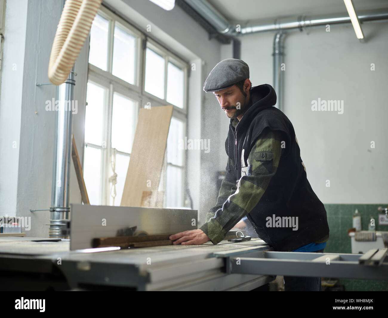 Carpenter scier du bois avec une scie circulaire Banque D'Images