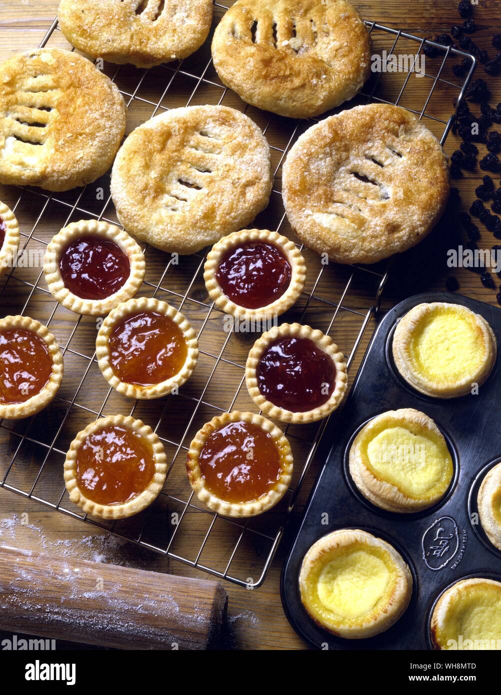 Tartelettes à la confiture, bonnes de l'honneur, Eccles cakes et tartes à la confiture. Banque D'Images