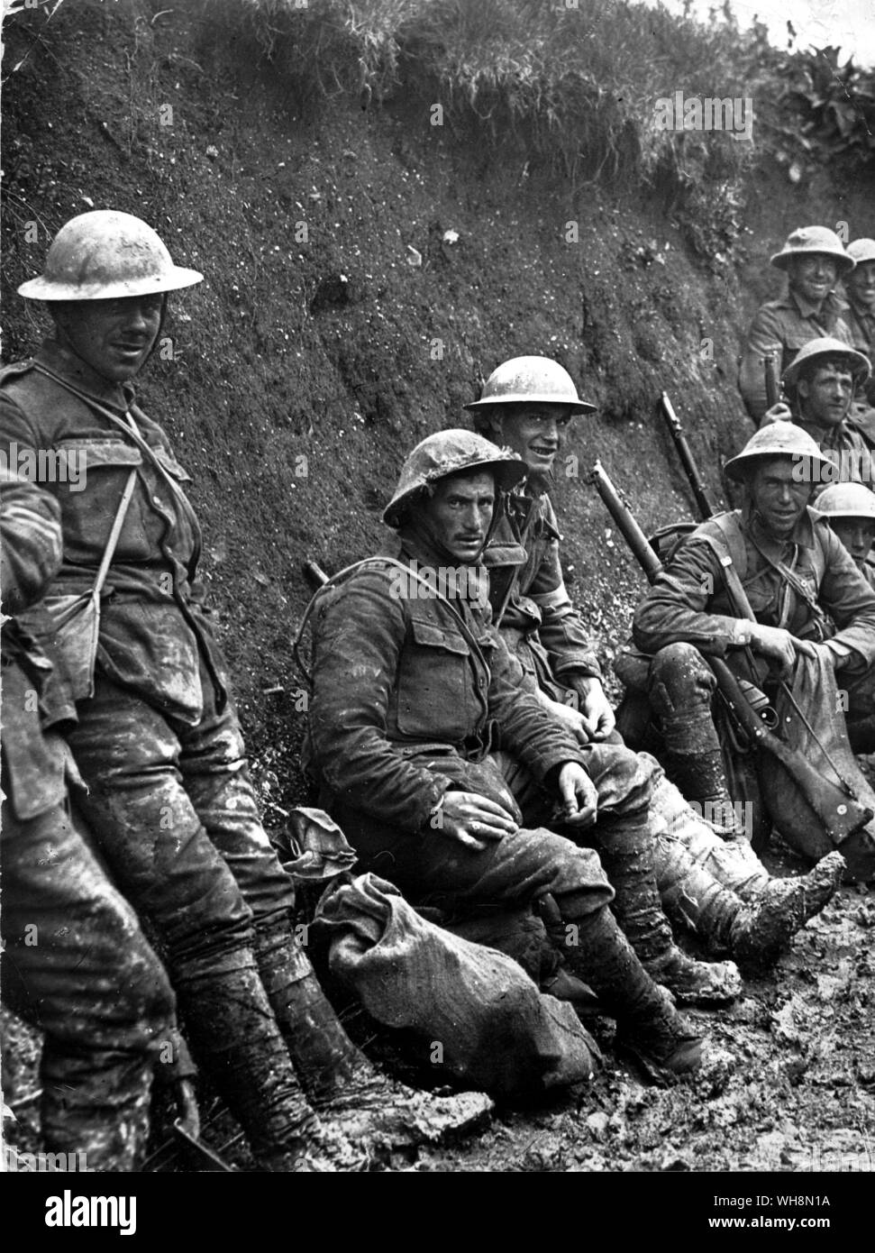 Des hommes du Royal Irish Rifles dans leurs tranchées de soutien en attendant de passer à la ligne au niveau de la Somme Banque D'Images